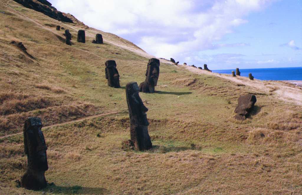 Moai 2.jpg (79314 byte)