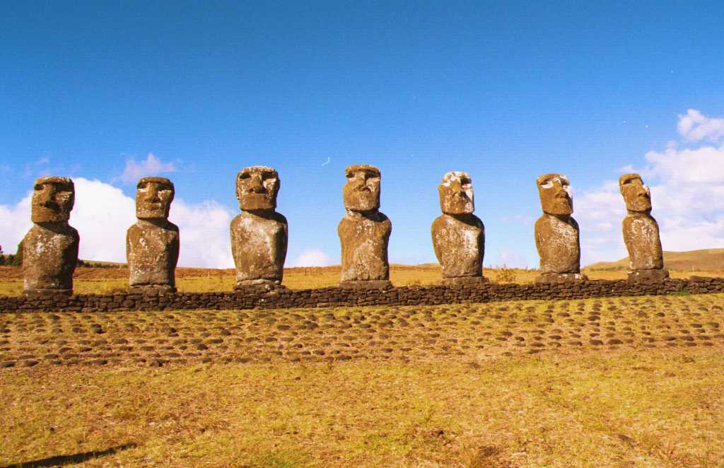 Moai 3.jpg (76368 byte)
